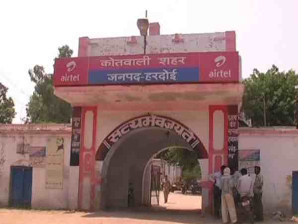 यूपी: बेरहम बहू ने झगड़े के दौरान सास को छत से नीचे फेंका, हुई मौत यूपी: बेरहम बहू ने झगड़े के दौरान सास को छत से नीचे फेंका, हुई मौत