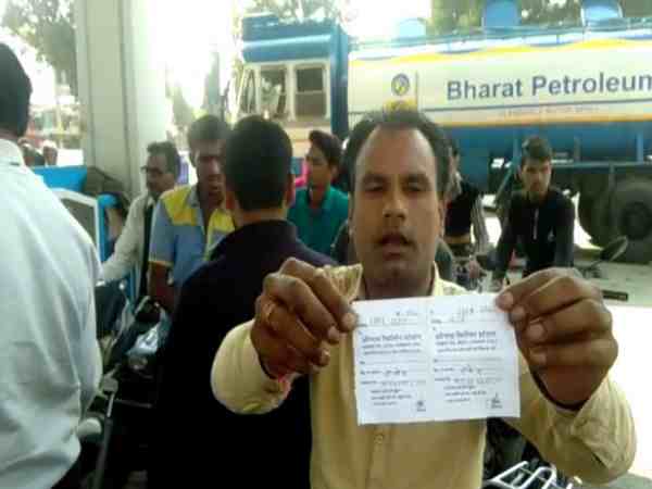 राजस्थान: महिला भाजपा प्रत्याशी ने बांटे फ्री पेट्रोल, लेने के लिए मची मारामारी राजस्थान: महिला भाजपा प्रत्याशी ने बांटे फ्री पेट्रोल, लेने के लिए मची मारामारी