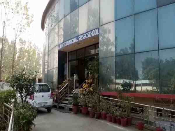 हादसे में छात्र की हुई मौत तो नाराज स्टूडेंट्स ने स्कूल में काटा बवाल, VIDEO हादसे में छात्र की हुई मौत तो नाराज स्टूडेंट्स ने स्कूल में काटा बवाल, VIDEO
