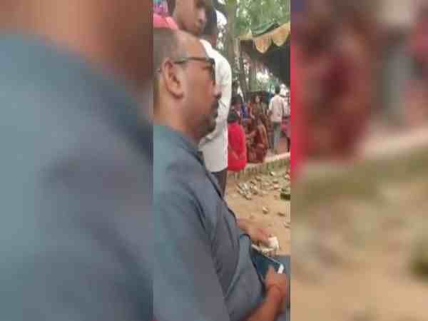 यूपी: पहले जेल में अय्याशी और अब लेखपाल का घूस लेते वीडियो वायरल, देखिए यूपी: पहले जेल में अय्याशी और अब लेखपाल का घूस लेते वीडियो वायरल, देखिए