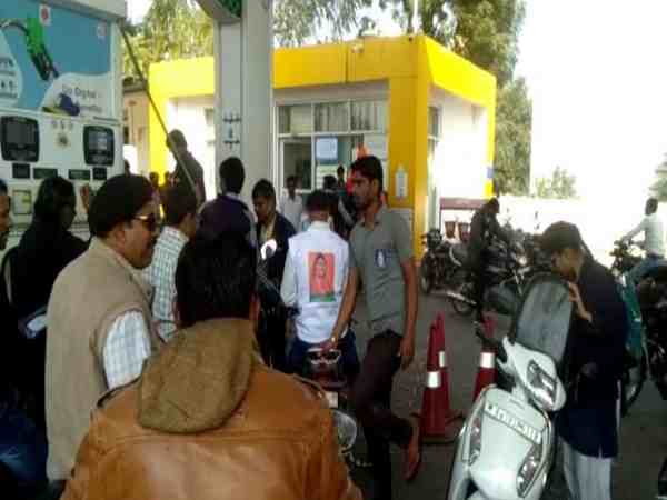 राजस्थान: महिला भाजपा प्रत्याशी ने बांटे फ्री पेट्रोल, लेने के लिए मची मारामारी राजस्थान: महिला भाजपा प्रत्याशी ने बांटे फ्री पेट्रोल, लेने के लिए मची मारामारी