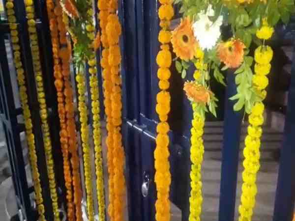 लखनऊ: ताले में बंद अंबेडकर की मूर्ति पर गेट फांदकर चढ़ाया फूल, दलित छात्रों ने की नारेबाजी लखनऊ: ताले में बंद अंबेडकर की मूर्ति पर गेट फांदकर चढ़ाया फूल, दलित छात्रों ने की नारेबाजी