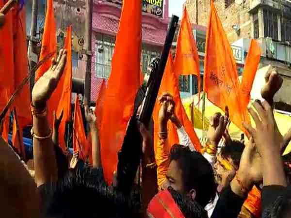 VIDEO: हिंदू युवा वाहिनी ने शौर्य दिवस के मौके पर जमकर किया हथियारों का प्रदर्शन, कानून की उड़ाई धज्जियां VIDEO: हिंदू युवा वाहिनी ने शौर्य दिवस के मौके पर जमकर किया हथियारों का प्रदर्शन, कानून की उड़ाई धज्जियां