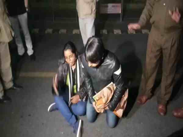 VIDEO: सीएम योगी के आवास के सामने युवती लगी जोर-जोर से चिल्लाने, काफी देर चला ड्रामा VIDEO: सीएम योगी के आवास के सामने युवती लगी जोर-जोर से चिल्लाने, काफी देर चला ड्रामा