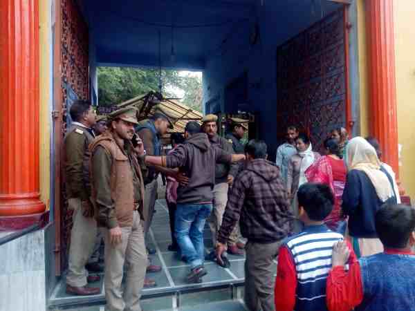 वाराणसी: संकट मोचन मंदिर को उड़ाने की धमकी मामले में बिहार से दो गिरफ्तार वाराणसी: संकट मोचन मंदिर को उड़ाने की धमकी मामले में बिहार से दो गिरफ्तार