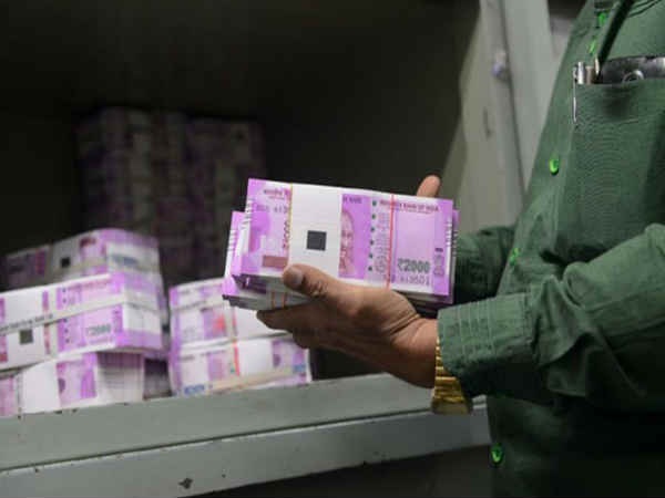 5 राज्यों में शराब कंपनी के 55 ठिकानों पर छापे, 3 साल बाद लगाया 450 करोड़ का टैक्स 5 राज्यों में शराब कंपनी के 55 ठिकानों पर छापे, 3 साल बाद लगाया 450 करोड़ का टैक्स