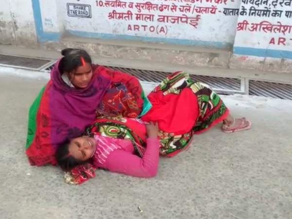 woman abortion on road after doctor refused for baby delivery in sultanpur woman abortion on road after doctor refused for baby delivery in sultanpur