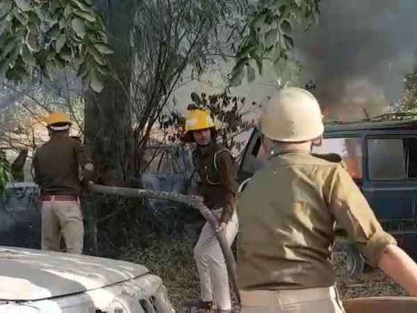 akhilesh yadav paid homage for police inspector who died in bulandshahr violence akhilesh yadav paid homage for police inspector who died in bulandshahr violence