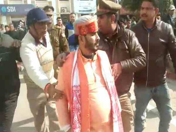 नगर निगम कर्मचारियों ने दौड़ाकर पीटा