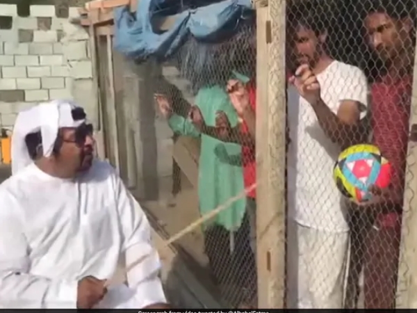 भारतीय फैंस को पिंजरे में किया कैद, UAE के लिए लगवाए नारे भारतीय फैंस को पिंजरे में किया कैद, UAE के लिए लगवाए नारे