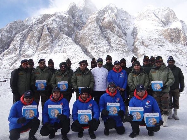 सियाचिन में तैनात जवानों के लिए Dominos ने दी पिज्जा पार्टी सियाचिन में तैनात जवानों के लिए Dominos ने दी पिज्जा पार्टी