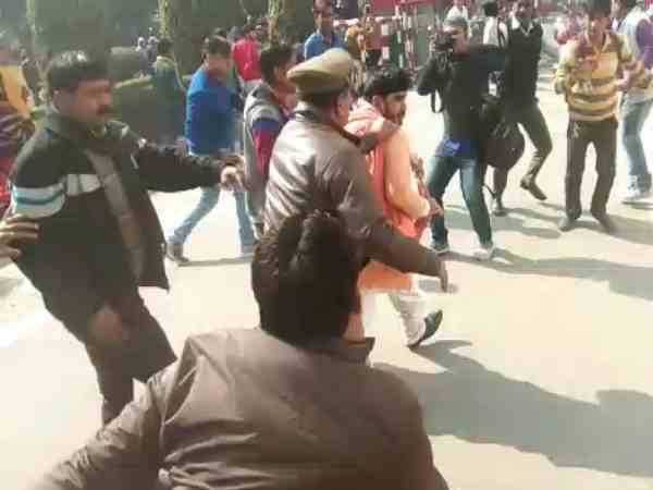 कर्मचारियों ने लगाया जाम