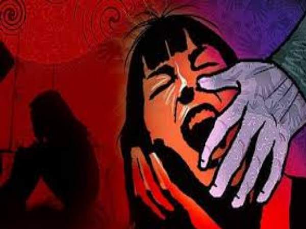 महिला के साथ किया बलात्कार और ऐंठ लिए पैसे