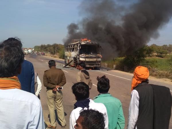 बारातियों ने खिड़कियों से कूदकर बचाई जान