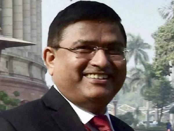 राकेश पर पांच करोड़ की रिश्वत लेने का आरोप