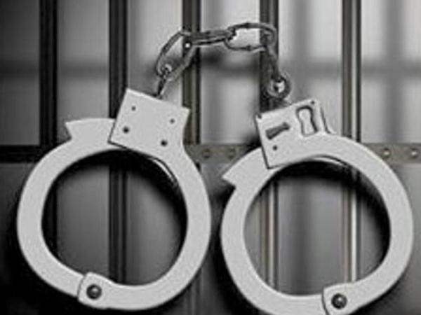 रिश्वत लेते स्टिंग आपरेशन में फंसे यूपी के तीन मंत्रियों के सचिवों को पुलिस ने किया गिरफ्तार रिश्वत लेते स्टिंग आपरेशन में फंसे यूपी के तीन मंत्रियों के सचिवों को पुलिस ने किया गिरफ्तार