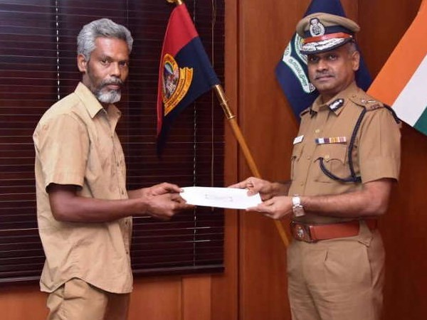 Auto driver returns 3.8 lakh to passenger in chennai, police rewarded Auto driver returns 3.8 lakh to passenger in chennai, police rewarded