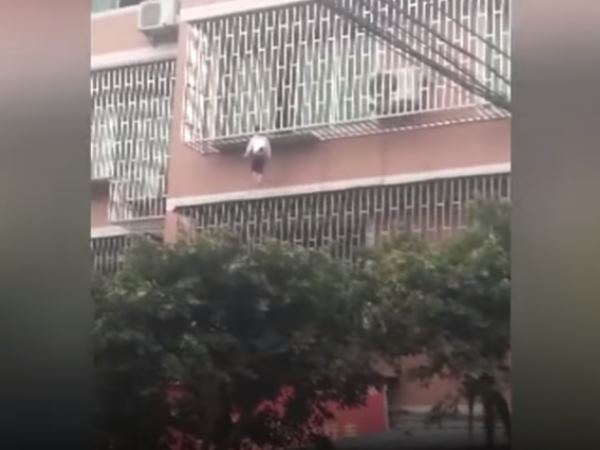 बाल-बाल बची बच्ची