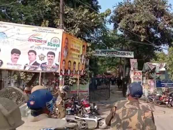 Many injured in ruckus between police and advocates in Barabanki Many injured in ruckus between police and advocates in Barabanki