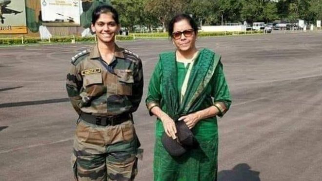 निर्मला सीतारमण की बेटी नहीं हैं वायरल फ़ोटो वाली फ़ौजी अफ़सर निर्मला सीतारमण की बेटी नहीं हैं वायरल फ़ोटो वाली फ़ौजी अफ़सर