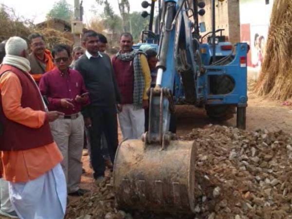 bjp mla surendra singh hoisted road by jcb in ballia bjp mla surendra singh hoisted road by jcb in ballia