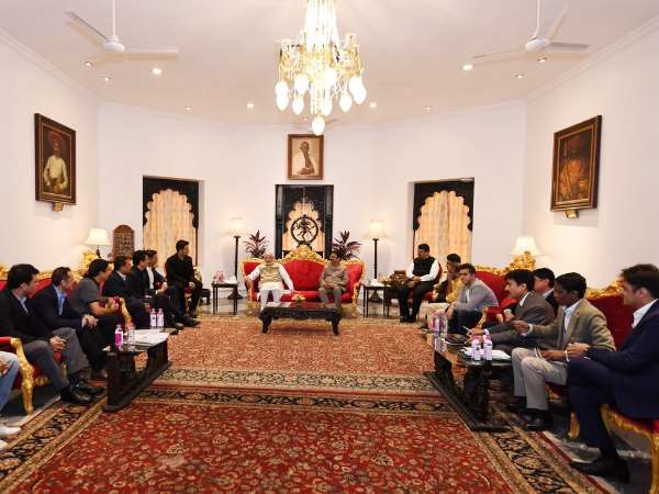 मुंबई में फिल्मी सितारों से मिले थे मोदी