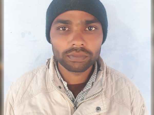 सड़क पर पेड़ रखा काटने से किया था मना