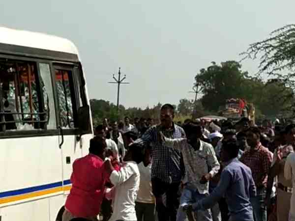 three people killed in road accident of bus and bike in maharashtra three people killed in road accident of bus and bike in maharashtra