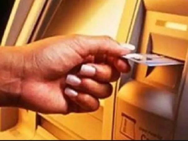 मदद के बहाने कार्ड की डिटेल मालूम कर लिया