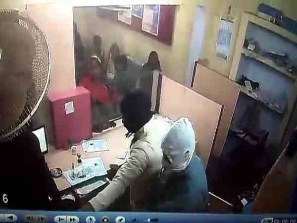 bank robbery by three people caught on cctv in sultanpur bank robbery by three people caught on cctv in sultanpur