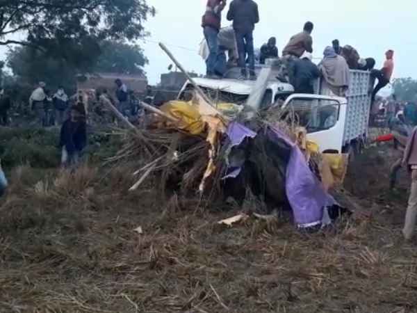 uncontrolled truck hit home killed from a family in chandauli uncontrolled truck hit home killed from a family in chandauli