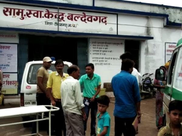 Tikamgarh woman delivers baby by road side in Janani Express Tikamgarh woman delivers baby by road side in Janani Express