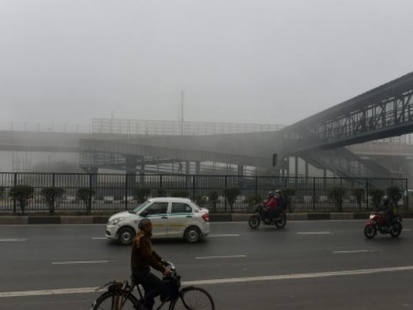 north india including delhi is shivering with extreme cold, 14 trains running late north india including delhi is shivering with extreme cold, 14 trains running late