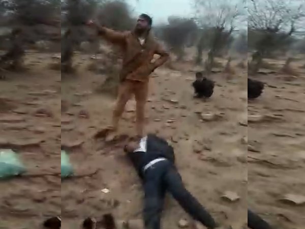 Rajasthan Dakait forced to driver for drink urine Rajasthan Dakait forced to driver for drink urine