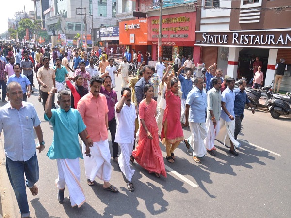 sabarimala: bombs hurled at houses of cpim bjp leaders in kerala sabarimala: bombs hurled at houses of cpim bjp leaders in kerala