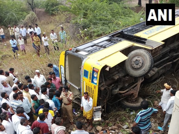 Andhra Pradesh: school bus fell into a stream in Guntur,At least 20 students injured Andhra Pradesh: school bus fell into a stream in Guntur,At least 20 students injured