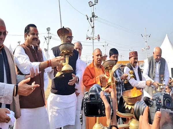 पहली बार योगी कैबिनेट की बैठक लखनऊ से बाहर हुई