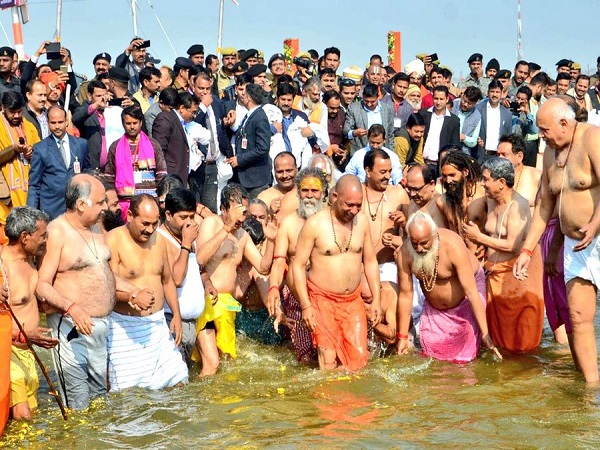 योगी कैबिनेट ने लगाई संगम में लगाई डुबकी, थरूर ने कसा तंज