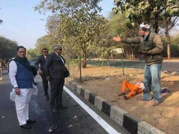 CM Roopani helped injured woman in road accident CM Roopani helped injured woman in road accident