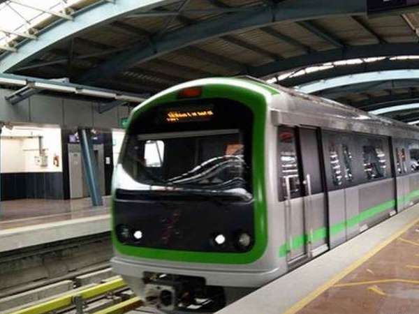 जब एस्किलेटर से नीचे जा गिरी 2 साल की बच्ची