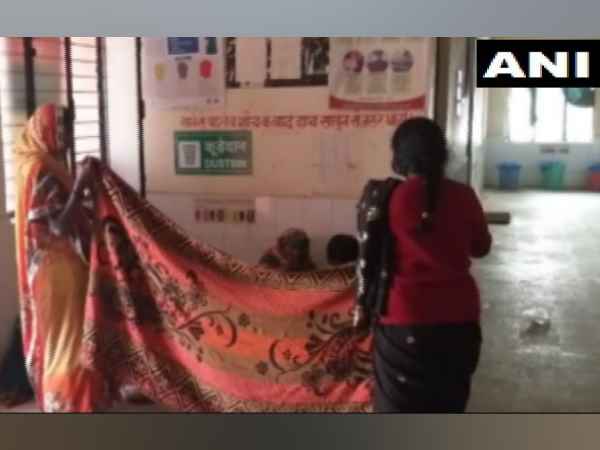 A woman gave birth on floor after failing to find a doctor in the community health center in gonda A woman gave birth on floor after failing to find a doctor in the community health center in gonda