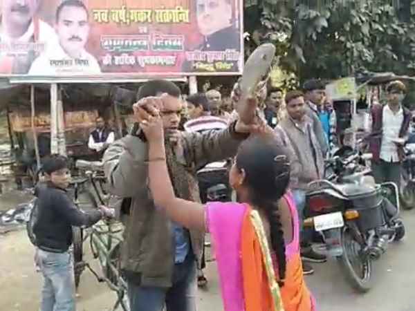 woman beat the young man in Gonda woman beat the young man in Gonda