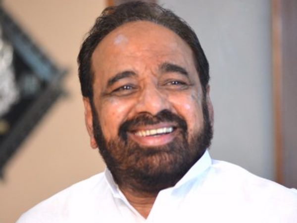 भोपाल। भारतीय जनता पार्टी के सीनियर विधायक गोपाल भार्गव मध्य प्रदेश विधानसभा में नेता विपक्ष होंगे। भोपाल में विधायक दल की बैठक में केंद्रीय गृहमंत्री राजनाथ सिंह और प्रदेश प्रभारी विनय सहस्त्रबुद्धे की उपस्थिति में सर्वसम्मति से भाजपा विधायकों ने गोपाल भार्गव को विधायक दल का नेता चुना। राज्य की 15वीं विधानसभा में गोपाल भार्गव नेता विपक्ष होंगे। मध्य प्रदेश के भाजपा विधायकों में नेता चुनने को लेकर कई दिन से खींचतान जारी थी। भाजपा आलाकमान ने राजनाथ सिंह और प्रदेश प्रभारी विनय सहस्त्रबुद्धे को नेता विपक्ष चुनने की जिम्मेदारी सौंपी थी। जिस पर सोमवार को फैसला हुआ। हालांकि भार्गव के अलावा और भी कई नाम इस पद के लिए दौड़ में थे। 69 साल के गोपाल भार्गव मध्य प्रदेश की पूर्व की भाजपा सरकार में सहकारी, सामाजिक न्याय, पंचायत और ग्रामीण विकास मंत्री रह चुके हैं। गोपाल भार्गव सागर की रहली विधानसभा सीट से विधायक हैं। भागर्व इस सीट से 1985 से लगातार चुनाव जीतते आ रहे हैं। वो 8वीं बार विधायक चुने गए हैं। छात्र राजनीति से राजनीति में आए भार्गव को सागर का प्रभावशाली ब्राह्मण नेता माना जाता है। भोपाल। भारतीय जनता पार्टी के सीनियर विधायक गोपाल भार्गव मध्य प्रदेश विधानसभा में नेता विपक्ष होंगे। भोपाल में विधायक दल की बैठक में केंद्रीय गृहमंत्री राजनाथ सिंह और प्रदेश प्रभारी विनय सहस्त्रबुद्धे की उपस्थिति में सर्वसम्मति से भाजपा विधायकों ने गोपाल भार्गव को विधायक दल का नेता चुना। राज्य की 15वीं विधानसभा में गोपाल भार्गव नेता विपक्ष होंगे। मध्य प्रदेश के भाजपा विधायकों में नेता चुनने को लेकर कई दिन से खींचतान जारी थी। भाजपा आलाकमान ने राजनाथ सिंह और प्रदेश प्रभारी विनय सहस्त्रबुद्धे को नेता विपक्ष चुनने की जिम्मेदारी सौंपी थी। जिस पर सोमवार को फैसला हुआ। हालांकि भार्गव के अलावा और भी कई नाम इस पद के लिए दौड़ में थे। 69 साल के गोपाल भार्गव मध्य प्रदेश की पूर्व की भाजपा सरकार में सहकारी, सामाजिक न्याय, पंचायत और ग्रामीण विकास मंत्री रह चुके हैं। गोपाल भार्गव सागर की रहली विधानसभा सीट से विधायक हैं। भागर्व इस सीट से 1985 से लगातार चुनाव जीतते आ रहे हैं। वो 8वीं बार विधायक चुने गए हैं। छात्र राजनीति से राजनीति में आए भार्गव को सागर का प्रभावशाली ब्राह्मण नेता माना जाता है।