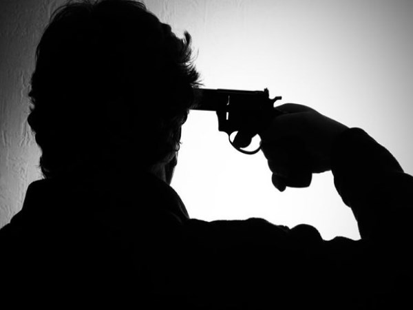 Drunk man accidentally shoots himself to death while showing pistol to friend Drunk man accidentally shoots himself to death while showing pistol to friend