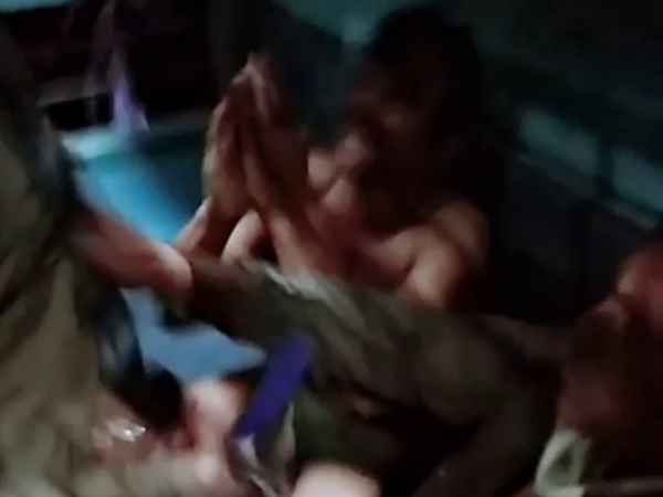Mobile thief beaten by train passengers in Hapur Mobile thief beaten by train passengers in Hapur