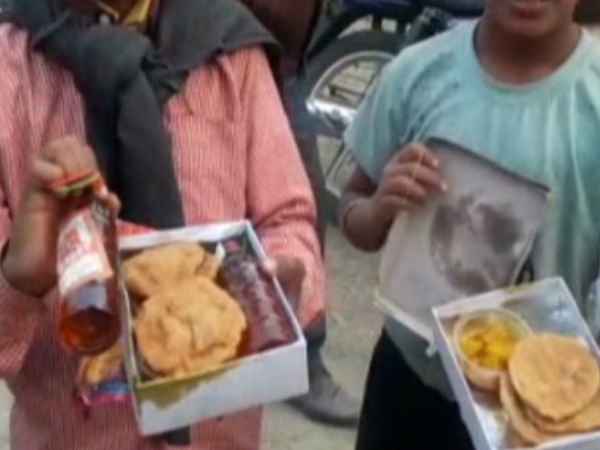 Wine distributed to children in Pasi sabha of Naresh Agrawal in Hardoi Wine distributed to children in Pasi sabha of Naresh Agrawal in Hardoi