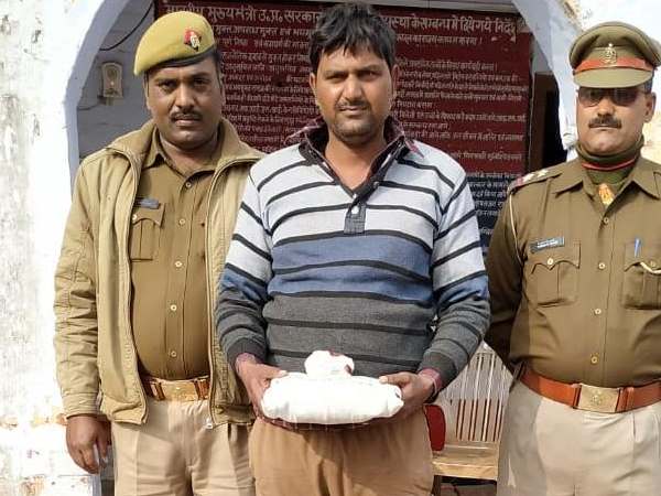 Smuggler arrested with hashish worth 1.5 crores in Shravasti Smuggler arrested with hashish worth 1.5 crores in Shravasti
