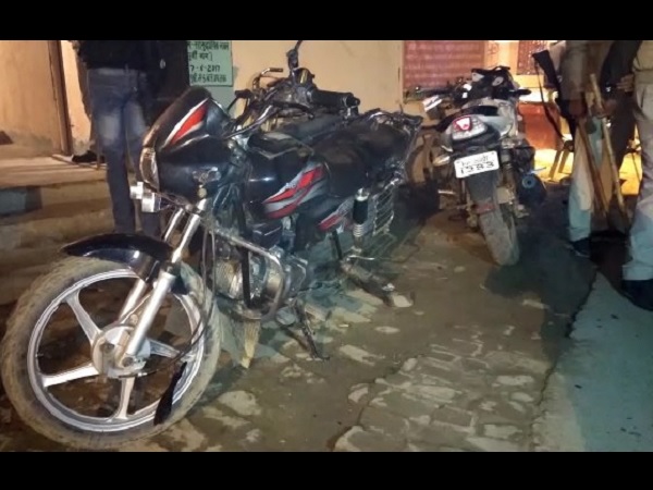 ये सिपाही चढ़े उपद्रवियों के हत्थे