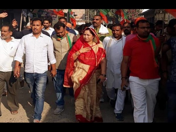 'मोदी तुझसे बैर नहीं, नीलम तेरी खैर नहीं'