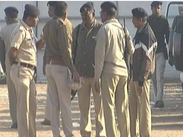 सिपाहियों ने फेंका खराब खाना